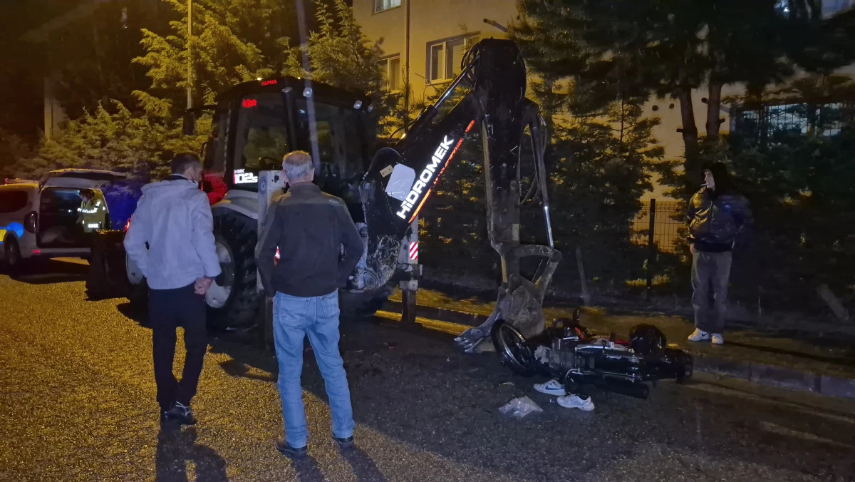 Motosiklet park halindeki iş makinesine çarptı; 2 Yaralı