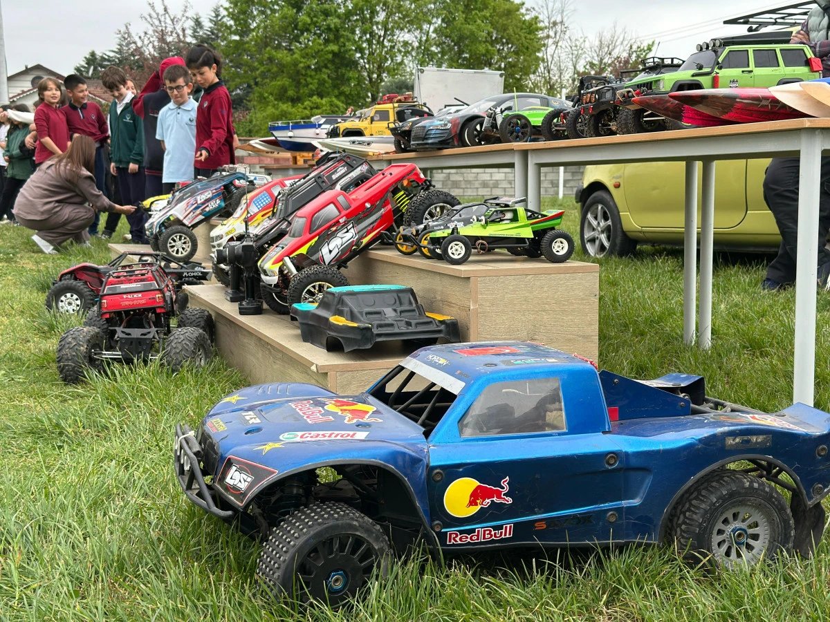 Öğrenciler offroad heyecanını model arabalarla yaşadı
